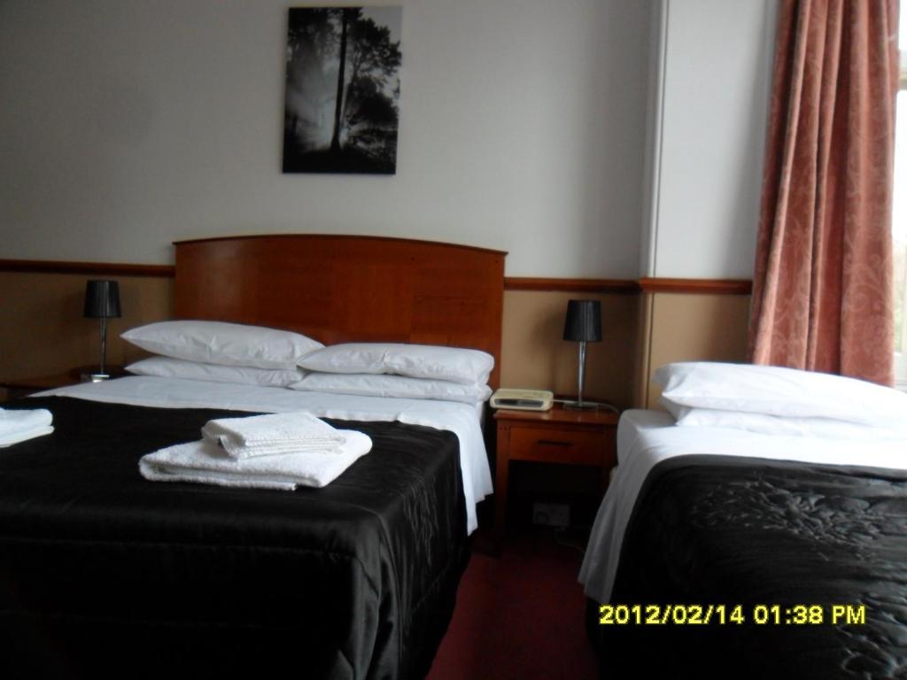 Thorpe Lodge Hotel Питерборо Стая снимка